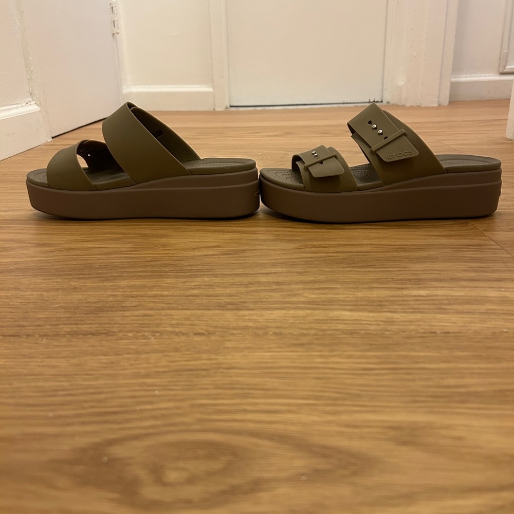 Crocs Brooklyn Low Wedge Sandal - Picture 3 of 6